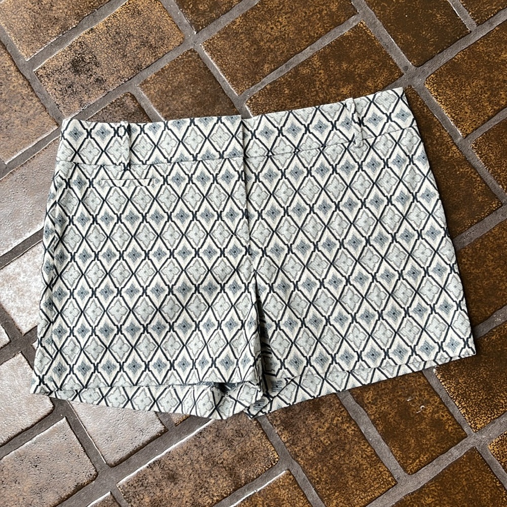 NWT LOFT Blue & Cream Jacquard Diamond Floral Print 4” Inseam Short